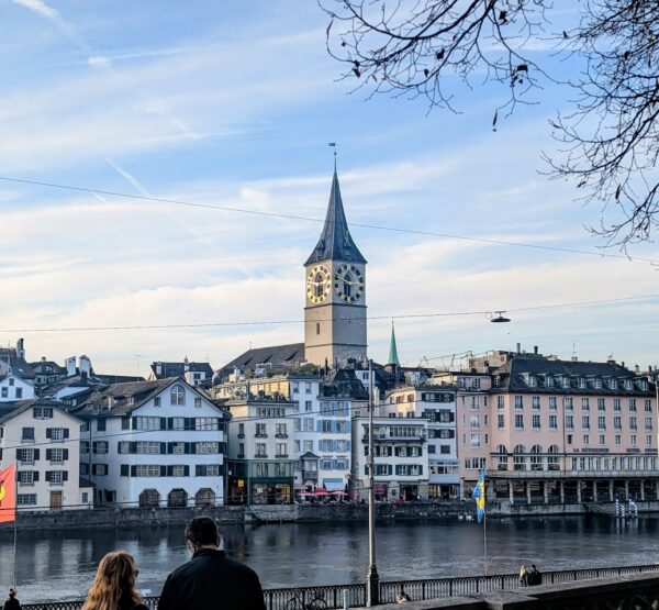 花のもとに集まる